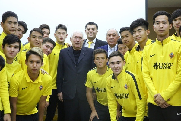 Ваит Талгаев посетил Академию ФК «Кайрат»