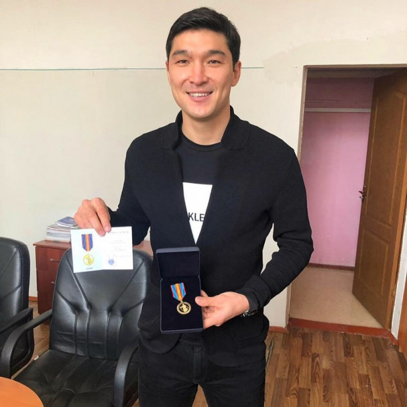 Елдос Ахметов получил награду от акима Жамбылской области